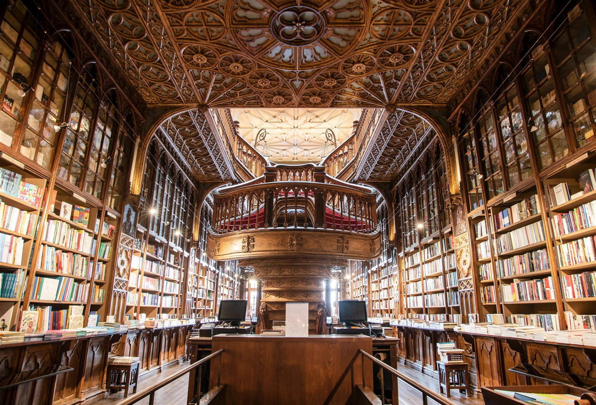 Verschiedene Bücher Im Regal