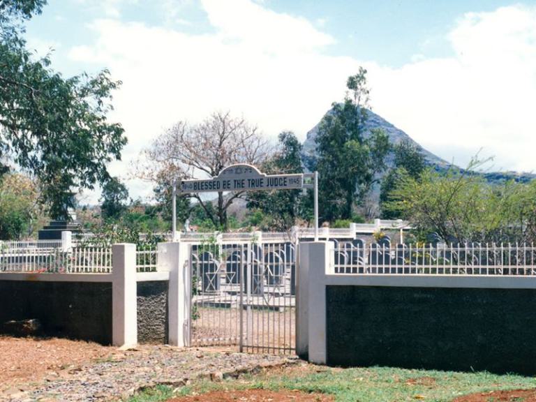 1996-12-00_mauritius_friedhof_02_copyright_ronald_friedmann