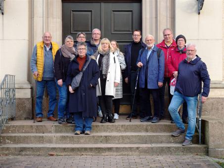 Gruppenfoto vor dem Haupteingang des GStA Berlin