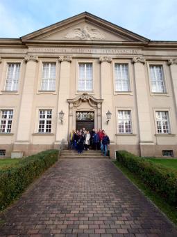 Blick auf den Haupteingang zum Geheimen Staatsarchiv Preußischer Kulturbesitz in Berlin-Dahlem