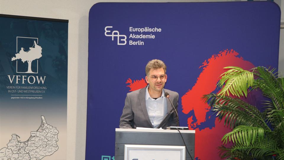 Dr. Hadwiger, Kurator im Dokumentationszentrum Flucht, Vertreibung... bei seinem Grußwort