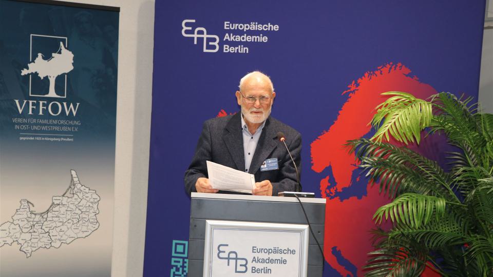 Dr. Ernst Weichbrodt verliest die Festgrüße des polnischen Vereins PTG